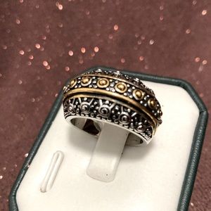 Beautiful Two Tone antique ring - Size 7